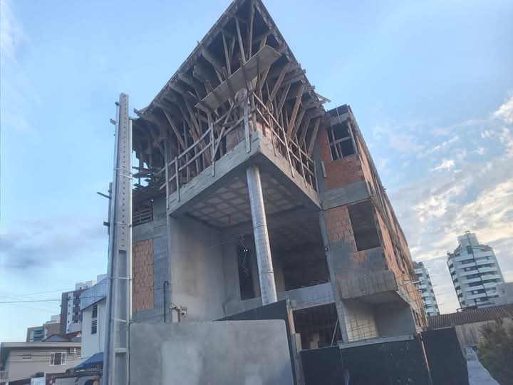 Execução de obra residencial de alto padrão em Florianópolis - EA Lisboa Construtora.